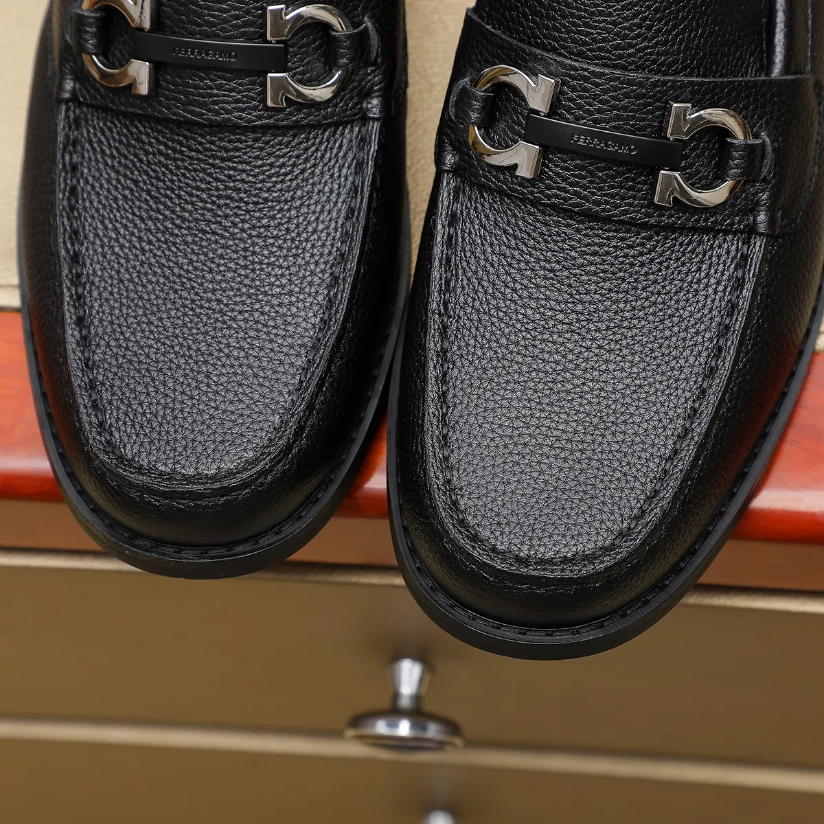 Men's shoes 💰460 🔥 Ferragamo new men's casual slip-on shoes 🇨🇳 Official website original 1:1 mold, original quality 💯 fine workmanship, high-end luxury ☘ The upper is made of imported Italian first-layer cowhide 🌴 Luxurious water dyeing 🐂 Leather lining 🍓 Rubber wear-resistant and non-slip outsole, breathable and comfortable to wear 🍍 The first choice for high-taste men, color optional! Code number 38-44 (45.46. Customized)